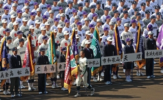 開会式には全国の高校で活躍する兵庫県出身者が参加した（手前は準優勝旗を返還する報徳の橋本友樹主将）＝１８日午前、甲子園球場（撮影・笠原次郎）