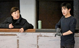 世界選手権に初出場する壷井達也（右）を指導する中野園子コーチ＝６日、神戸市立ポートアイランドスポーツセンター
