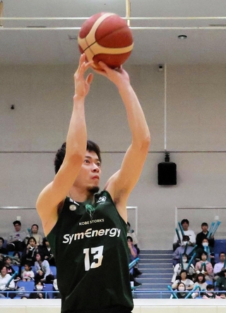 神戸－福島　第３クオーター、ジャンプシュートを決める神戸の道原（１３）＝神戸市立中央体育館