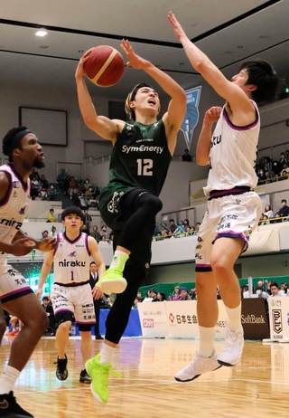 神戸－福島　第２クオーター、果敢にゴール下を攻めて得点する神戸の川島（12）＝神戸市立中央体育館