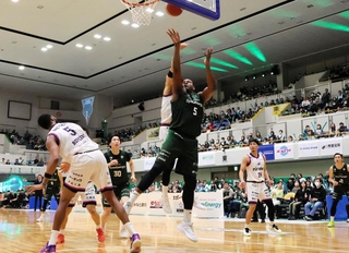 神戸－福島　第２クオーター、ゴール下で力強さを見せ、得点する神戸のバッツ（５）＝神戸市立中央体育館