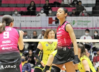 得点を決めてポーズを取る姫路の宮部藍梨（右）＝２日、姫路市ヴィクトリーナ・ウインク体育館