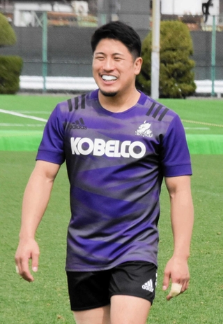 練習中に笑顔を見せる神戸の松永＝神戸市東灘区のチームグラウンド