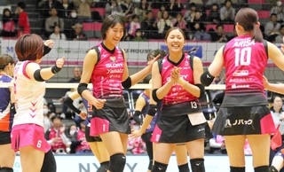 姫路－山形　第２セット、得点し喜ぶ姫路の秋本（中央左）や伊藤（同右）ら＝姫路市、ヴィクトリーナ・ウインク体育館