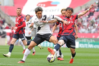 前半、鹿島・小池龍太（右）と競り合う神戸・大迫勇也＝カシマスタジアム（撮影・吉澤敬太）