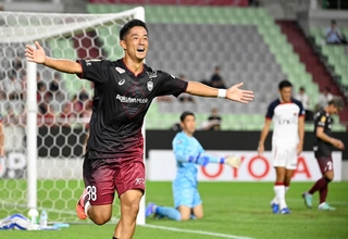 昨年９月の天皇杯準々決勝で先制ゴールを決め、駆け出す神戸・森岡＝ノエスタ