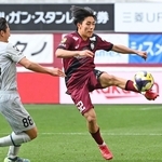 神戸－福岡　前半、華麗にボールを操る初先発の神戸・浜崎（右）＝ノエビアスタジアム神戸（撮影・斎藤雅志）