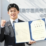 須磨学園高の卒業式を終え、晴れやかな表情を浮かべる玉井陸斗＝神戸市須磨区
