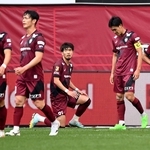 神戸－福岡　前半、福岡に先制され、肩を落とす神戸イレブン＝ノエビアスタジアム神戸（撮影・斎藤雅志）