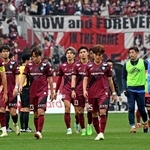 ０-１で福岡に負け、肩を落とす神戸イレブン＝１日、ノエビアスタジアム神戸