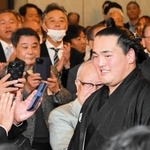 新十両昇進祝賀会で、地元関係者らの拍手を浴びながら入場する大辻（中央右）＝加古川市内