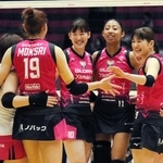 姫路－ＫＵＲＯＢＥ　第３セット、宮部（１１）のブロック得点を喜ぶ井上（１０）や渡辺（右端）ら姫路の選手たち