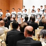 甲南大硬式野球部の７０周年式典であいさつする現役部員たち＝大阪市福島区（甲南大提供）