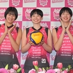 笑顔を見せる（左から）秋本美空、河俣心海、矢田和香＝イーグレ姫路（撮影・石井剣太郎）