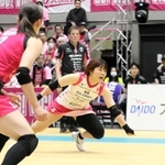 ＫＵＲＯＢＥとの第２戦でボールを拾い続けた姫路のリベロ森田茉莉（中央）＝２日、姫路市のヴィクトリーナ・ウインク体育館