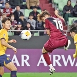 神戸－光州　前半、ヘディングシュートを決める神戸の井出（１８）＝撮影・笠原次郎
