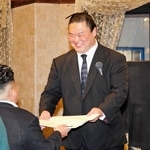 引退と年寄襲名報告会の抽選で景品を手渡す元関脇妙義龍の振分親方＝姫路市神屋町３、ラヴィーナ姫路