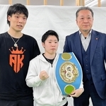 ４団体統一戦が決まり、会見した（右から）真正ジムの山下正人会長、山中菫、久保隼さん＝神戸市東灘区