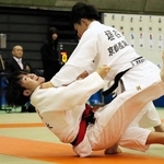 熱戦を繰り広げる選手たち＝神戸市須磨区、グリーンアリーナ神戸