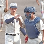 秋季兵庫県大会準決勝で神戸国際大付を下し、タッチを交わす阪下（左）、桒原の東洋大姫路バッテリー＝２０２４年９月、明石トーカロ球場