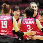 ２日のＫＵＲＯＢＥ戦で、笑顔を見せる姫路の井上愛里沙（中央）＝姫路市西延末、ヴィクトリーナ・ウインク体育館