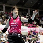 ２日のＫＵＲＯＢＥ戦で、サーブに入る姫路の井上愛里沙（右）＝姫路市西延末、ヴィクトリーナ・ウインク体育館
