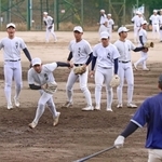 練習に打ち込む東洋大姫路ナイン。選抜大会初優勝を目指す戦いが始まる＝姫路市打越の同校グラウンド（撮影・辰巳直之）