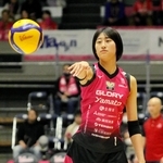 本拠地での試合前に練習する姫路の秋本美空＝姫路市、ヴィクトリーナ・ウインク体育館