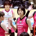 姫路-デンソー　第２セット、地元で初出場した姫路・秋本美空（中央）＝姫路市西延末、ヴィクトリーナ・ウインク体育館（撮影・辰巳直之）