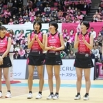 試合後、地元ファンの前であいさつした新入団の（左から）姫路・野末朋那、秋本美空、矢田和香、河俣心海、山本侑奈＝姫路市西延末、ヴィクトリーナ・ウインク体育館（撮影・辰巳直之）