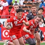 神戸-三重　前半３１分、神戸の李承信（左）がトライを決める＝撮影・丸山桃奈