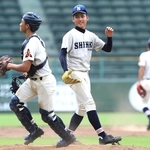 新型コロナウイルス禍の代替大会の甲南高戦で、１７三振を奪った神港橘高時代の金丸夢斗＝２０２０年８月、ほっともっとフィールド神戸