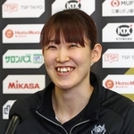 試合後、笑顔で現役引退について語った姫路の井上愛里沙＝姫路市西延末、ヴィクトリーナ・ウインク体育館（撮影・辰巳直之）