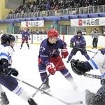 神戸－横浜　第１ピリオド、ゴール前で激しく競り合う神戸の選手（１７）ら＝尼崎市、尼崎スポーツの森
