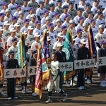 開会式には全国の高校で活躍する兵庫県出身者が参加した（手前は準優勝旗を返還する報徳の橋本友樹主将）＝１８日午前、甲子園球場（撮影・笠原次郎）