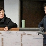 世界選手権に初出場する壷井達也（右）を指導する中野園子コーチ＝６日、神戸市立ポートアイランドスポーツセンター