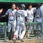 決勝・日本製鉄瀬戸内－三菱重工Ｗｅｓｔ　８回裏に同点の右犠飛を放った三菱重工Ｗｅｓｔの田中（中央）を笑顔で迎えるナイン