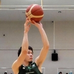 神戸－福島　第３クオーター、ジャンプシュートを決める神戸の道原（１３）＝神戸市立中央体育館