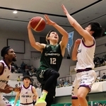 神戸－福島　第２クオーター、果敢にゴール下を攻めて得点する神戸の川島（12）＝神戸市立中央体育館