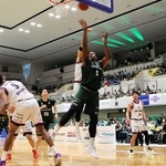 神戸－福島　第２クオーター、ゴール下で力強さを見せ、得点する神戸のバッツ（５）＝神戸市立中央体育館