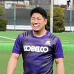 練習中に笑顔を見せる神戸の松永＝神戸市東灘区のチームグラウンド
