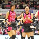 姫路－山形　第２セット、得点し喜ぶ姫路の秋本（中央左）や伊藤（同右）ら＝姫路市、ヴィクトリーナ・ウインク体育館