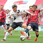 前半、鹿島・小池龍太（右）と競り合う神戸・大迫勇也＝カシマスタジアム（撮影・吉澤敬太）