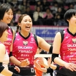 姫路－山形　第２セット、秋本（左奧）の得点を喜ぶ（右から）河俣、伊藤ら姫路の選手たち