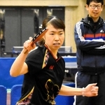 一般女子シングルス決勝で力強く打ち返す神戸松蔭女大の鶴岡