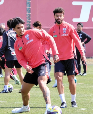 今季神戸に加入したブラジル人のＤＦカエターノ（左）とＭＦクリスマン＝神戸市西区、いぶきの森球技場