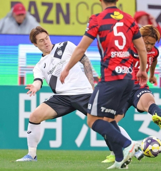 予定より早い回復を遂げ、チームの巻き返しへ力を注ぐ神戸の酒井（左）＝３月２９日、カシマスタジアム（撮影・吉澤敬太）