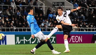 横浜ＦＣ－神戸　前半、ミドルシュートを放つ神戸の扇原（右）＝ニッパツ三ツ沢球技場