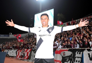 横浜ＦＣ-神戸　決勝ゴールで勝利に貢献し、試合後にサポーターと喜ぶ神戸・エリキ＝ニッパツ三ツ沢球技場（撮影・伊藤笙子）