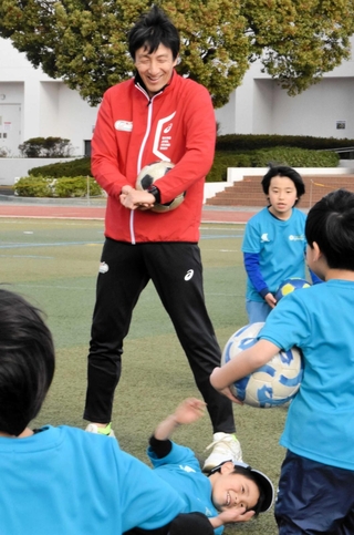 設立したスポーツクラブのサッカースクールで子どもたちと交流する朝原宣治さん＝西宮市今津西浜町、大阪ガス今津総合グラウンド